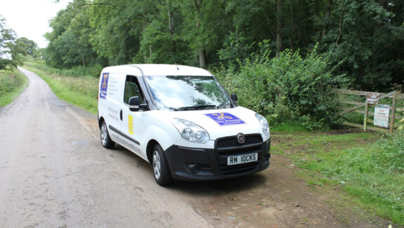 An image of an All Masons Locksmiths van